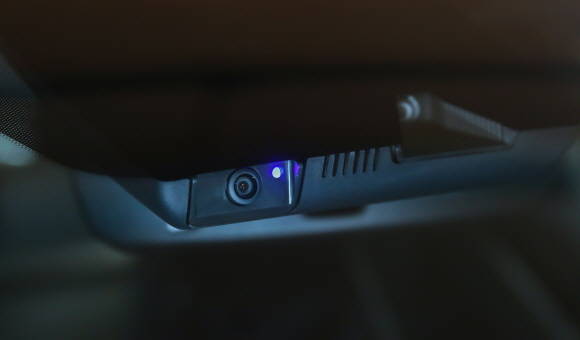 현대·기아차의 DVRS 모듈은 룸미러 뒤쪽 공간에 숨겨져 외부로 노출돼 있지 않기에 운전자 시야방해나 사고 시 부상 우려가 전혀 없다. ⓒ 현대·기아차