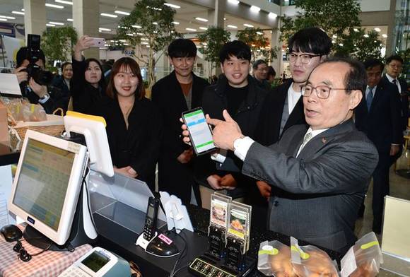 오거돈 부산시장이 직접 상품을 구매하고 제로페이를 이용해 결제시연을 하고 있다. ⓒ 부산광역시