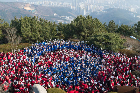 1일 부산동부·서부지부 회원 600명이 황령산 정상 봉수대에서 평화통일 염원의 목소리를 내고 있다. ⓒ IPYG 부산동부·서부지부