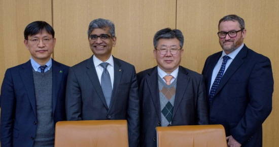 현대건설기계는 지난 1일(미국시각) 미국 인디애나주 커민스 본사에서 '엔진 원격 고장진단서비스 상호 협력 계약'을 체결했다. 김대순 현대건설기계 부사장(R&D본부장; 왼쪽 세번째), 스리칸드 파드마나한 커민스 사장(엔진사업부문; 왼쪽 두번째).