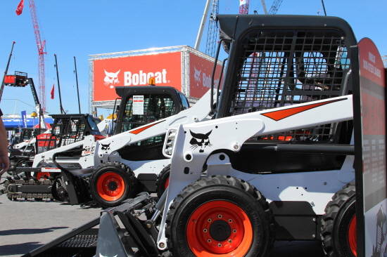 두산밥캣이 북미 최대 건설장비 전시회 '콘엑스포 2017'에서 소형 로더 제품들은 선보이고 있다. ⓒ 두산밥캣