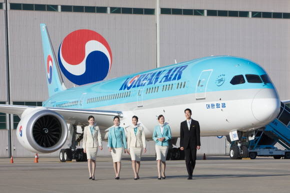 B787-9 항공기와 대한항공 직원들. ⓒ 대한항공