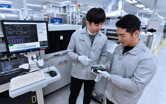 진천 공장 작업자가 AI 기술이 적용된 라인에서 제품을 살피고 있는 모습. ⓒ 현대모비스