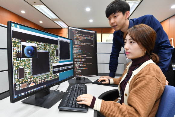 현대모비스가 신설한 빅데이터팀에서 팀원들이 다양한 제품 샘플들을 보며, 맞춤형 AI 기술을 개발하고 있다. ⓒ 현대모비스