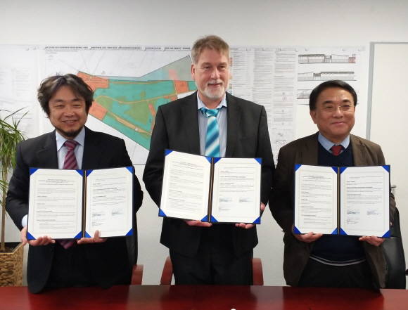 관계자들이 해상풍력 기술 및 교육 분야 MOU를 체결하고 기념촬영을 하고 있다. ⓒ 대한전기협회