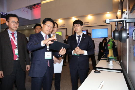 6일 개최된 세계보안엑스포 SECON 2019에 에스원이 참가했다. 육현표 사장(왼쪽 두번째)이 부스를 둘러보며 현장 직원에게 설명을 듣고 있다. ⓒ 에스원