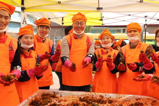 김준 SK이노베이션 총괄사장(왼쪽 4번째)이 지난 7일, 신입사원들과 함께 서울 동대문구 동대문노인종합복지관에서 봄동겉절이와 오이소박이 250인분을 담그며 '봄 김치' 나눔 자원봉사 활동을 했다. ⓒ SK이노베이션