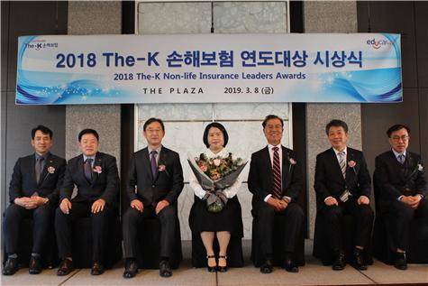 임영혁 대표(왼쪽 세번째)와 더케이손해보험 임원들이 대상을 차지한 김지은씨와 함께 기념촬영하고 있다. ⓒ 더케이손해보험
