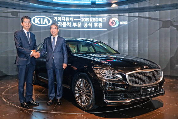 왼쪽부터 권혁호 기아차 국내영업본부장과 정운찬 KBO 총재가 기념촬영을 하는 모습. ⓒ 기아자동차