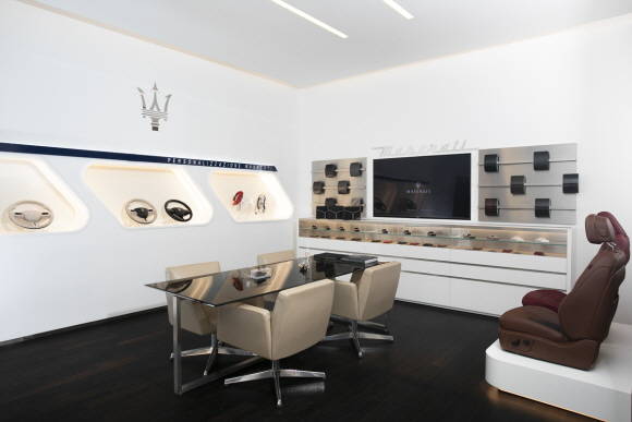 고객이 원하는 차량을 가상으로 구성 및 주문할 수 있는 컨피규레이터룸의 모습. ⓒ FMK