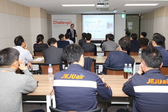 '안전경영과 안전문화' 강의에서 제주항공 이석주 대표이사를 비롯한 임원들이 강의를 듣고 있다. ⓒ 제주항공