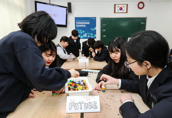 '투모로드스쿨' 프로그램을 체험하고 있는 강북중학교 학생들의 모습. ⓒ 아우디 폭스바겐 코리아