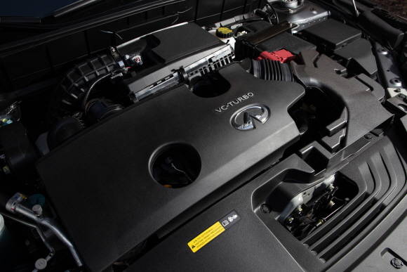 QX50에는 인피니티가 세계 최초로 양산에 성공한 가변 압축비 엔진인 2.0ℓ VC-터보 엔진이 탑재됐다. ⓒ 인피니티 코리아