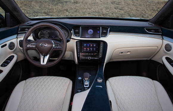 QX50 인테리어는 프리미엄 소재를 사용해 한층 더 고급스럽고 개성 있는 분위기를 자아낸다. ⓒ 인피니티 코리아