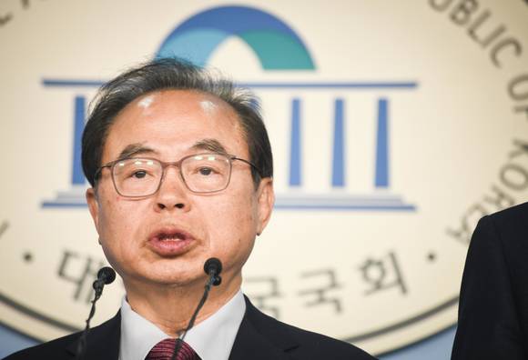 17일 오후 2시 국회 정론관에서 열린 '동남권 관문공항' 기자회견을 통해 김해신공항 불가 입장을 밝히고 있다. ⓒ 부산시