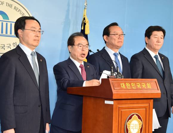 17일 오후 2시 서울 여의도 국회 정론관에서 박재호 의원과 부울경 광역단체장들이 '동남권 관문공항' 기자회견을 열어 김해신공항 불가 입장을 밝히고 있다. (왼쪽부터 문승욱 경남경제부지사, 오거돈 부산시장, 송철호 울산시장, 박재호 국회의원) ⓒ 부산시