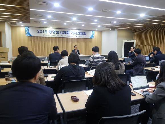 신용길 생보협회장이 인사말을 전하고 있다. 이날 협회는 시장포화, 신계약 감소 등 많은 도전과 난관에 직면한 생보업계의 경영환경을 개선하고 산적한 현안을 해결하는데 총력을 다하겠다고 밝혔다. = 하영인 기자