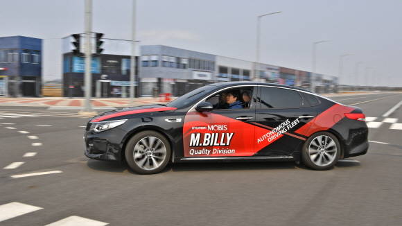 서산 주행시험장에서 얀덱스 임원들이 현대모비스가 시험운행하고 있는 자율주행차를 직접 체험해보고 있다. ⓒ 현대모비스