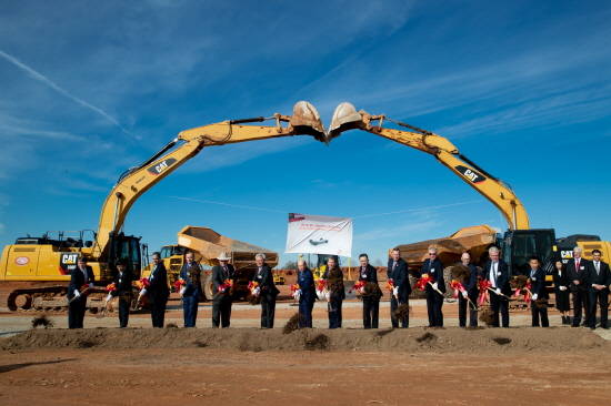 현지시간 19일, 미국 조지아주 공장 기공식에 참석한 △윌버 로스 美 상무부 장관 △브라이언 켐프 조지아주 주지사 △최재원 SK그룹 수석부회장 △김준 SK이노베이션 총괄사장 등 관계자들이 '첫삽뜨기' 세레모니를 하고 있다. ⓒ SK이노베이션