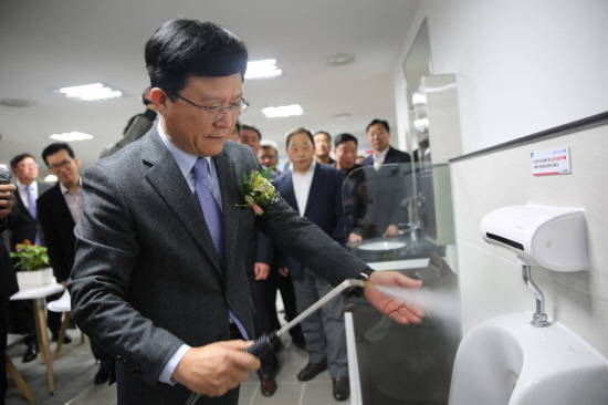 블루에셋 미화교육센터 개관식에 참석한 육현표 에스원 사장이 직접 교육 기자재를 시연하고 있다. ⓒ 에스원