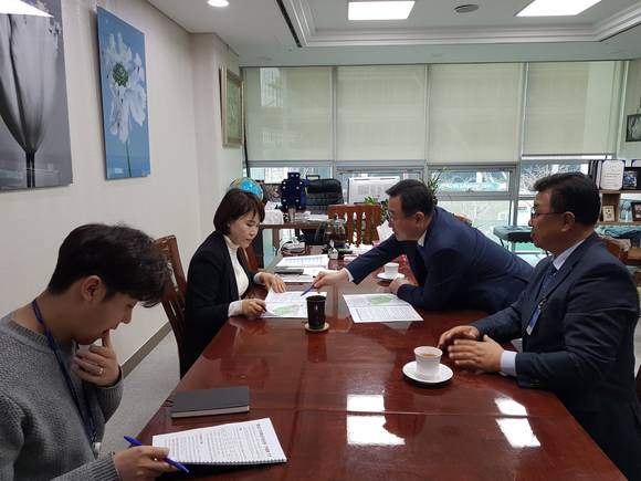 강석주 통영시장이 지난 19일 서울 여의도 전현희 국외의원을 찾아 국비 지원을 요청했다. ⓒ 통영시