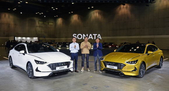 왼쪽부터 현대차 국내영업본부장 이광국 부사장, 현대디자인센터장 이상엽 전무, 총괄PM담당 최진우 전무가 기념촬영을 하고 있는 모습. ⓒ 현대자동차