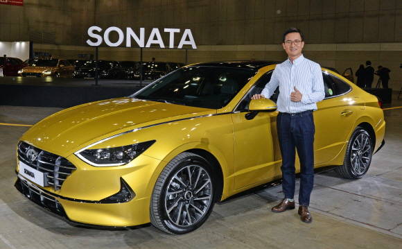 현대차 국내영업본부장 이광국 부사장이 기념촬영을 하고 있는 모습. ⓒ 현대자동차