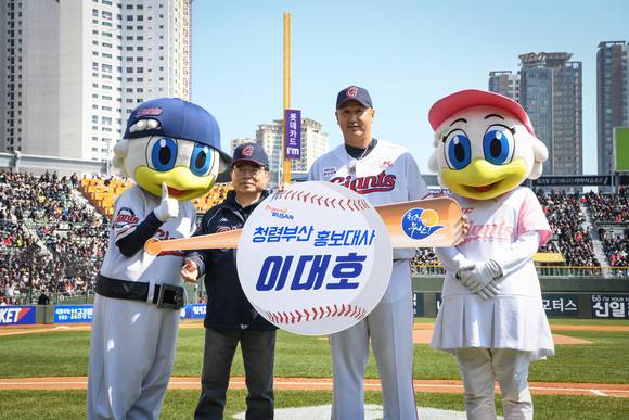 오거돈 부산시장과 롯데자이언츠 이대호선수가 기념촬영을 하고 있다. ⓒ 부산시