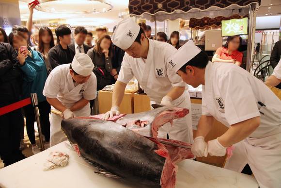 신세계 센텀시티 식품관(B1층)에서 참치 해체쇼를 선보였다. ⓒ 신세계 센텀시티