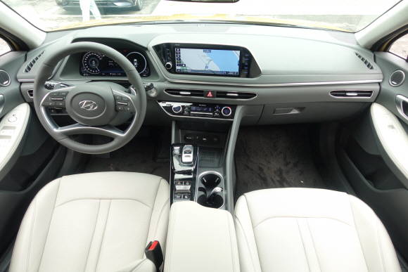 스텔스기의 슬림한 모습에서 영감을 받은 인테리어. = 노병우 기자