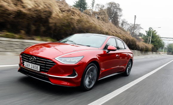 신형 쏘나타에는 전방 충돌방지 보조, 차로 유지 보조, 차로 이탈방지 보조, 운전자 주의 경고 등이 전 트림에 기본화됐다. ⓒ 현대자동차