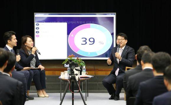 장경훈 하나카드 신임 사장이 직원들과 함께 행복 콘서트라는 주제로 취임식을 진행하고 있다. ⓒ 하나카드