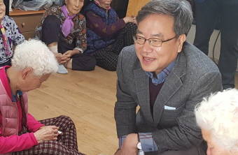 울주군은 보수색이 강하기는 하지만 지역별로 특색이 있어 발품을 부지런히 팔며 민심을 파악해야 한다고 서범수 자유한국당 울주 당협위원장은 강조한다. 사진은 마을 주민들을 찾아 의견을 구하는 모습. ⓒ 서범수 제공사진