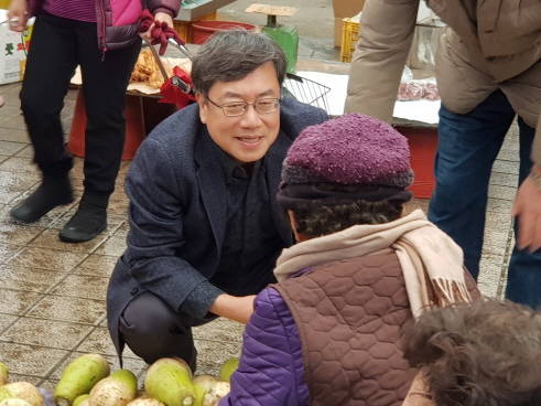 서범수 자유한국당 울주 당협위원장이 시장을 찾아 사람들에게 인사하고 있다. ⓒ 서범수 제공사진