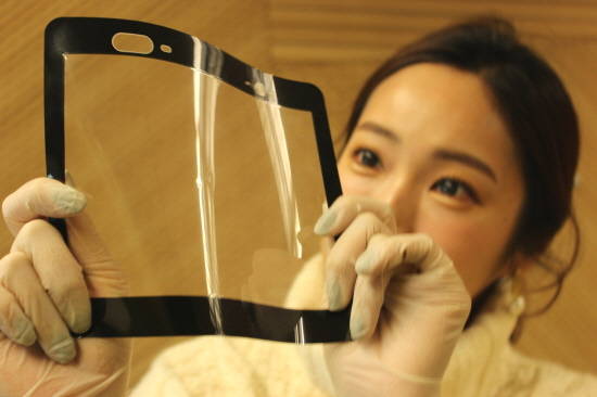 SK이노베이션이 개발한 FCW 제품. 높은 수준의 접힘성과 강도, 내스크래치 특성을 보유하고 있다. ⓒ SK이노베이션