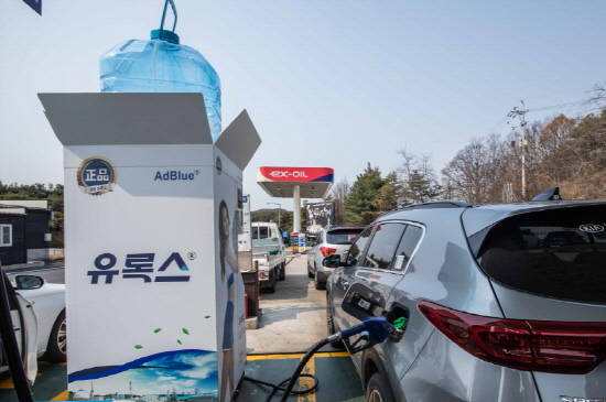 안성휴게소(서울 방향) 주유소에 설치된 '유록스 대형 페트병 모형'. ⓒ 롯데정밀화학