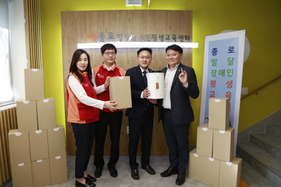 SKC 해피스트가 서울 종로구 사회복지기관 5곳에 윈도우필름을 시공하고, DIY 공기청정기도 기부했다. 사진은 SKC 구성원과 신건철 종로발달장애인평생교육센터장(왼쪽 세번째), 종로구장애인단체연합회 정원갑 상임이사(왼쪽 네번째). ⓒ SKC