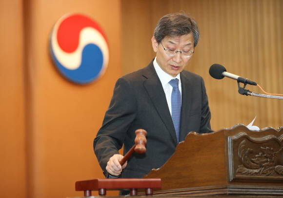 한진칼 제6기 정기주주총회에서 석태수 대표가 자신의 연임안 안건이 가결됐음을 알리며 의사봉을 두드리고 있다. ⓒ 연합뉴스