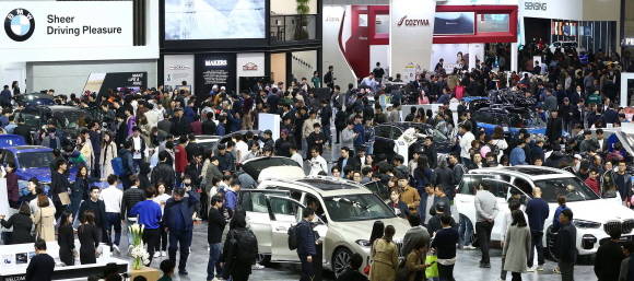개막 첫 주말을 맞은 2019서울모터쇼가 관람객들로 북적이고 있다. ⓒ 서울모터쇼조직위원회