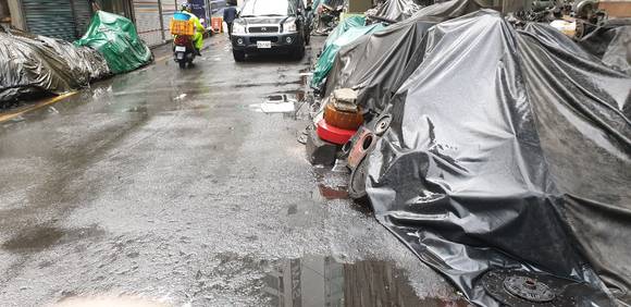 부산 진구 전포동에 위치한 '자동차부품상가' 보행로에 쌓인 불법 적치물로 인해 주민들이 통행에 많은 불편을 겪고 있다. ⓒ 프라임경제