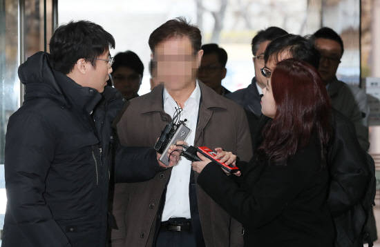 증거인멸 혐의를 받는 가습기 살균제 제조업체 SK케미칼(현 SK디스커버리) 임직원들이 지난달 14일 서울 서초구 서울중앙지방법원에서 열린 영장실질심사에 출석하며 취재진 질문에 답하지 않고 있다. ⓒ 연합뉴스