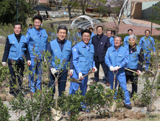 최정우 포스코 회장(좌측 네번째)이 지난 4월1일 창립기념일을 맞아 이강덕 포항시장(좌측 세번째)과 포스코그룹 임직원들과 함께 포항시 환호공원에서 나무심기 봉사활동을 하고 있다. ⓒ 포스코