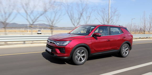 코란도는 중·대형 프리미엄 SUV에서 경험할 수 있었던 사양들을 대거 적용함으로써 시장을 선도하는 앞선 가치를 제공한다. ⓒ 쌍용자동차