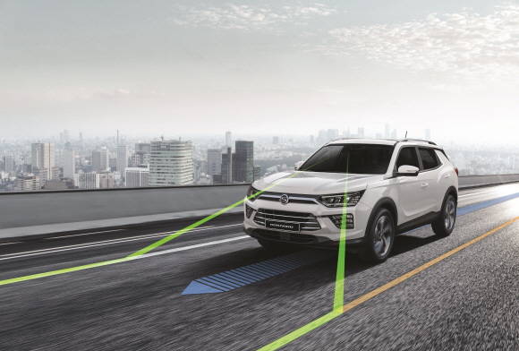 코란도에는 상용화 최고 수준인 레벨2.5 자율주행을 달성한 것으로 평가 받는 첨단 차량제어기술 딥 컨트롤(Deep Control)이 적용됐다. ⓒ 쌍용자동차