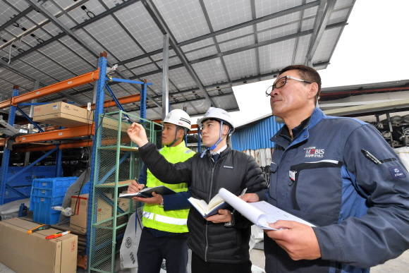 현대모비스와 대한산업안전협회 전문기사가 경기도 남양주에 위치한 대리점의 시설물의 안전점검을 점검하고 있다. ⓒ 현대모비스
