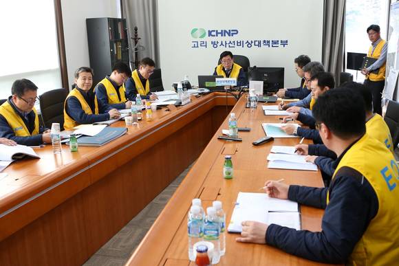 한국수력원자력㈜ 고리원자력본부가 4일 신고리1·2호기를 대상으로 한 방사능방재 전체훈련을 실시했다. 이인호 고리원자력본부장(왼쪽에서 다섯번째)이 비상대책본부에서 회의를 주재하고 있다. ⓒ 프라임경제