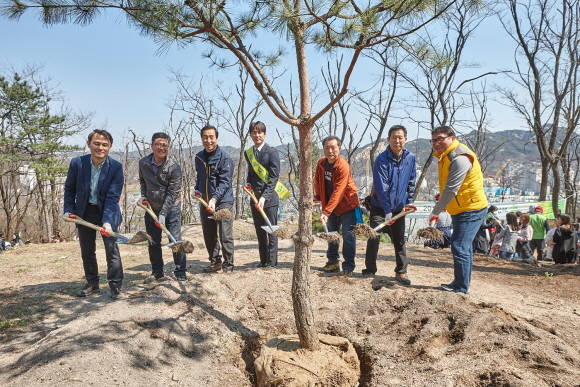 행사 관계자들이 나무를 심는 모습. ⓒ 금호타이어