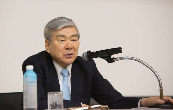 조양호 회장은 항공사의 생명은 서비스이고, 최상의 서비스야말로 최고의 항공사를 평가 받는 길이라고 보고 고객중심 경영에 중점을 뒀다. ⓒ 대한항공