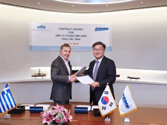 지난 9일(현지시간) 그리스에서 이성근 대우조선해양 사장(우측)과 안젤리쿠시스 그룹 존 안젤리쿠시스 회장이 LNG운반선 건조 계약서에 서명한 뒤 악수를 하고있다. ⓒ 대우조선해양