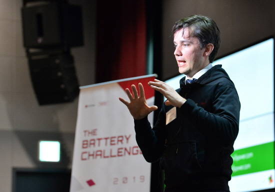 '더 배터리 챌린지' 피치데이 참석한 스타트업 관계자가 발표를 하고 있는 모습. ⓒ LG화학